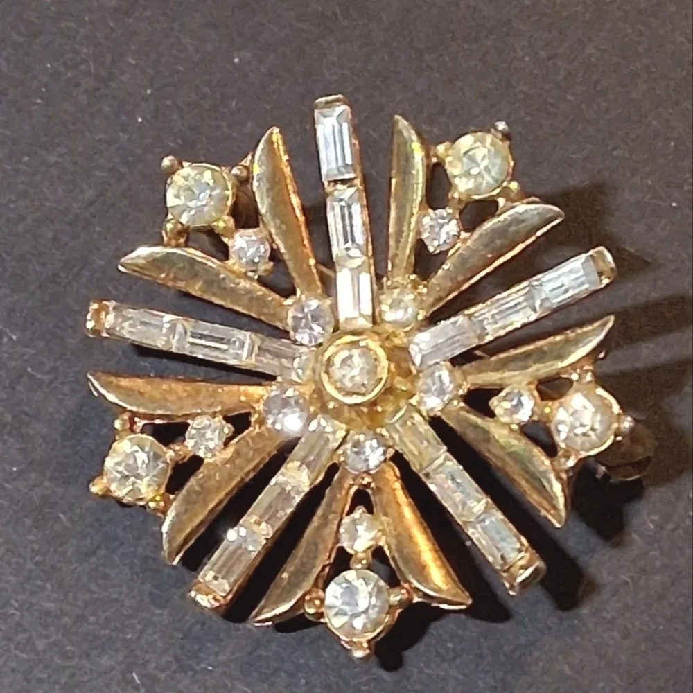 * Vintage Crown Trifari Baguette Snowflake Brooch Pin